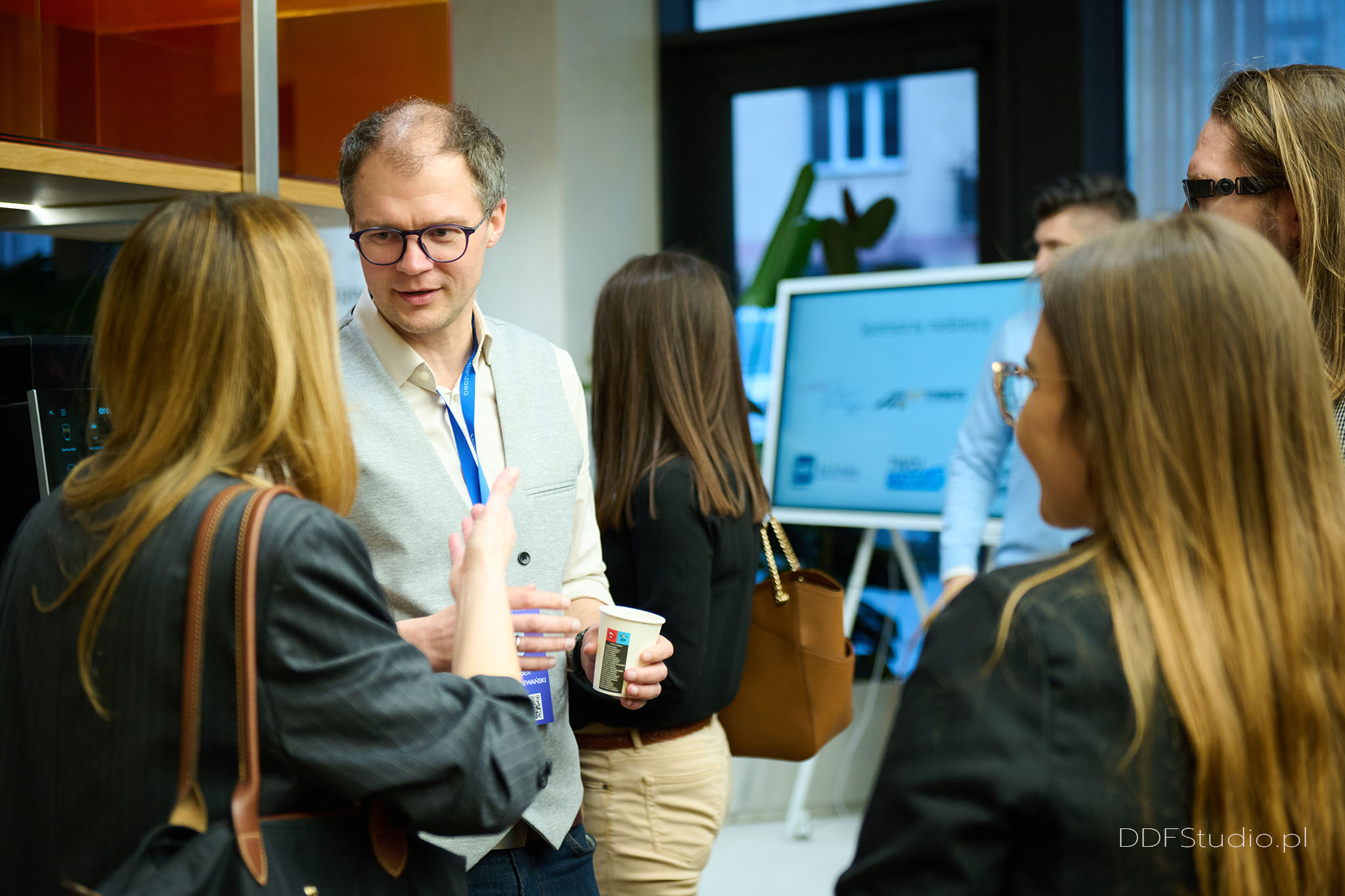 Rozmowy uczestnik&oacute;w podczas spotkania LinkedIn Local Warszawa
