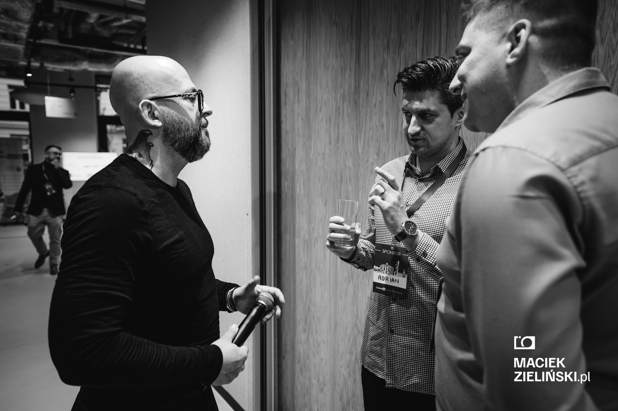 Sponsor rozmawia z uczestnikami podczas networkingu