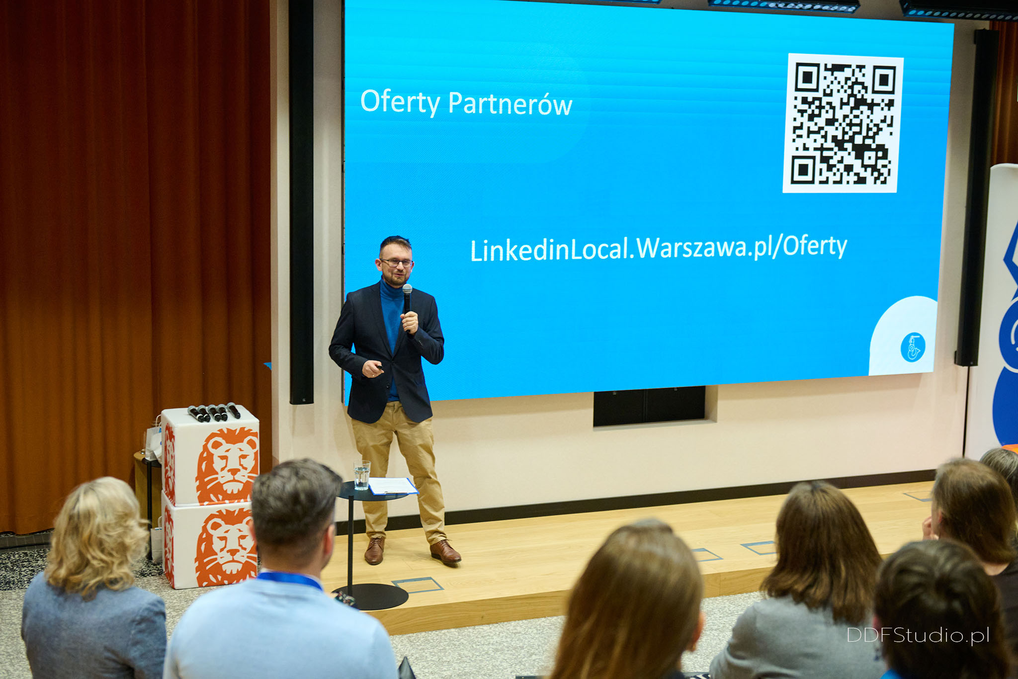 Slajd z ofertami partner&oacute;w i sponsor&oacute;w wyświetlany podczas spotkania